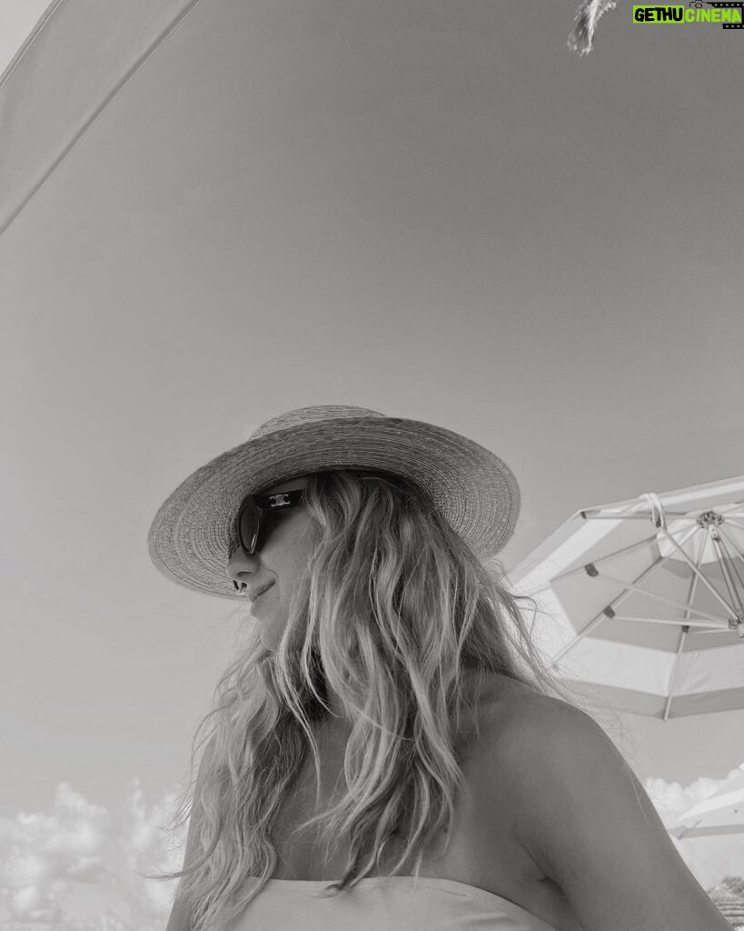 Chloe Lukasiak Instagram - Favorite swimwear company? Need some new bathing suits 🖤