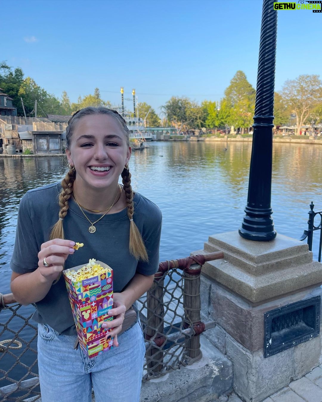 Chloe Lukasiak Instagram - What’s your favorite treat at Disneyland?