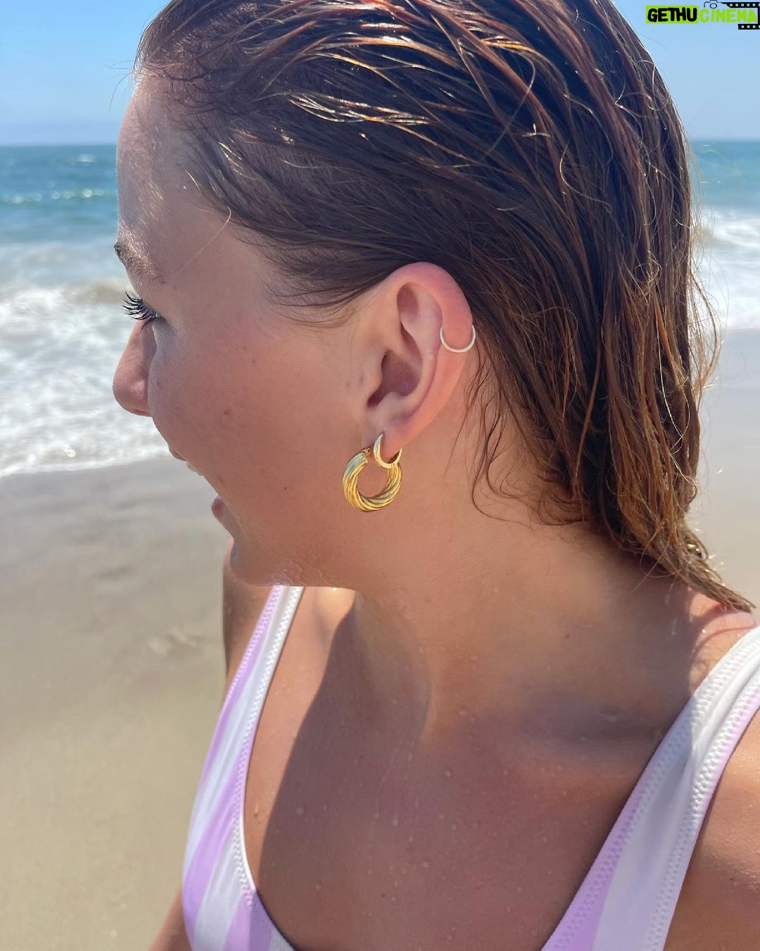 Chloe Lukasiak Instagram - the ocean is quickly becoming my favorite place to be Malibu, California