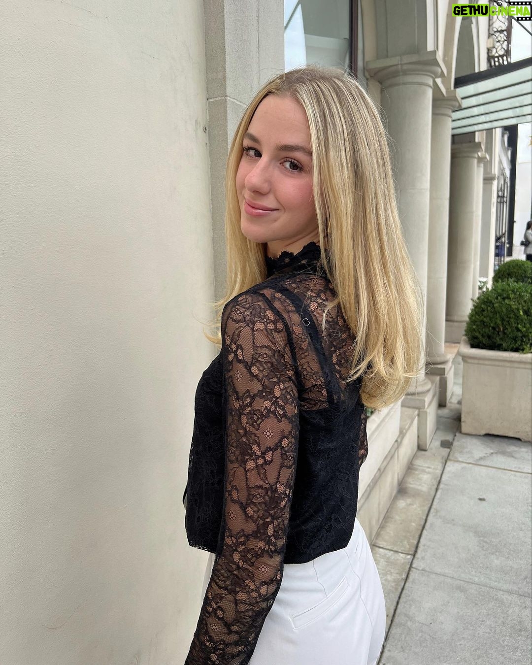 Chloe Lukasiak Instagram - Good lighting provided by June gloom 🖤