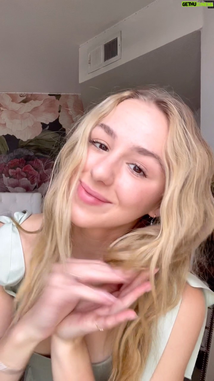 Chloe Lukasiak Instagram - GRWM to go on BTTB with Kelly and my mom 🤍 (thank you @ofherownkind for the beautiful dress)