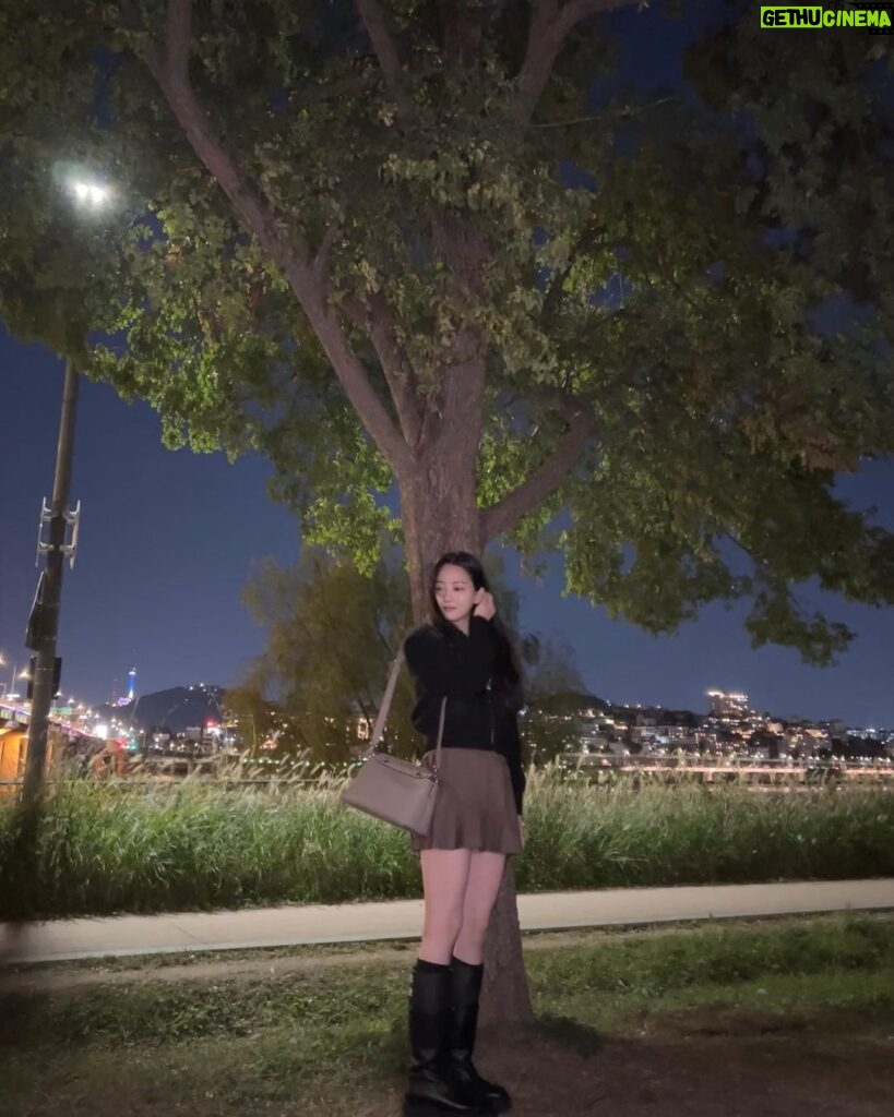 Cho Yi-hyun Instagram - 도시의 반짝이는 불빛이 좋아요