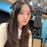 Cho Yi-hyun Instagram – 영스트리트 라디오 디제이 첫날 끝💓
내일도 8시에 보는 라디오에서 만나요!