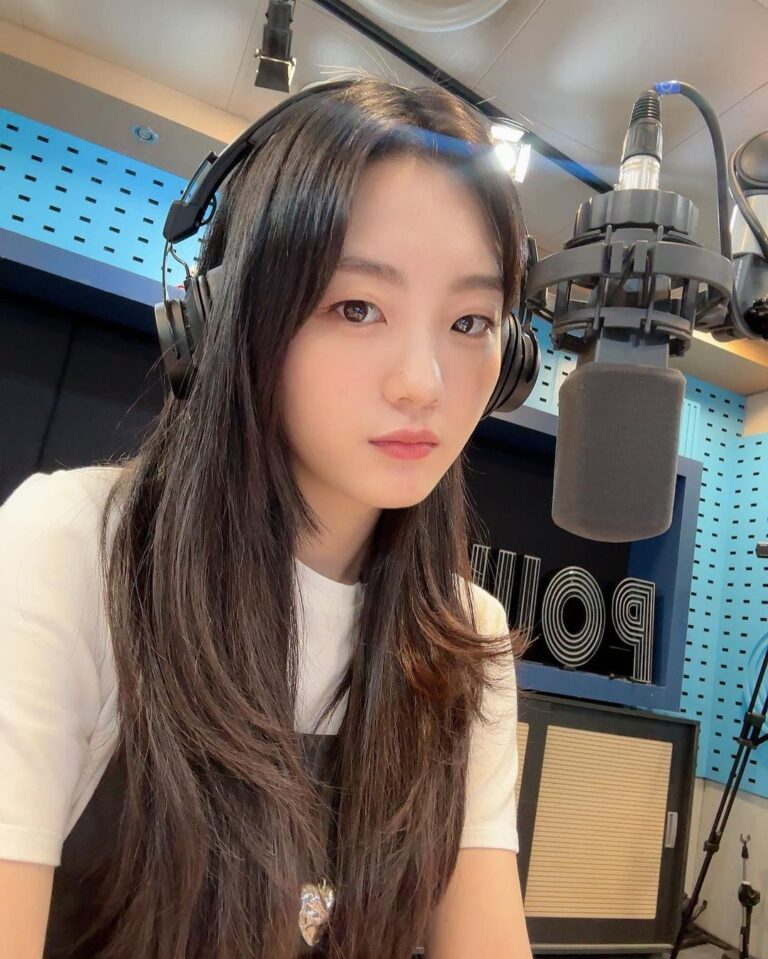 Cho Yi-hyun Instagram - 영스트리트 라디오 디제이 첫날 끝💓 내일도 8시에 보는 라디오에서 만나요!