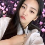 Cho Yi-hyun Instagram - 내가 찍은 꽃사진에 누끼이현 붙이기 🌷🙎‍♀️ 뭔가…이상해…그래서 마음에 들어!!!!🤎
