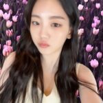 Cho Yi-hyun Instagram - 내가 찍은 꽃사진에 누끼이현 붙이기 🌷🙎‍♀️ 뭔가…이상해…그래서 마음에 들어!!!!🤎