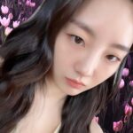 Cho Yi-hyun Instagram - 내가 찍은 꽃사진에 누끼이현 붙이기 🌷🙎‍♀️ 뭔가…이상해…그래서 마음에 들어!!!!🤎