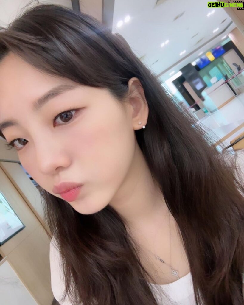 Cho Yi-hyun Instagram - 6월 힘내보자구🤎