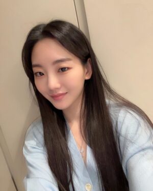 Cho Yi-hyun Instagram - 2023 첫 피드 만23살 조이현🐰
