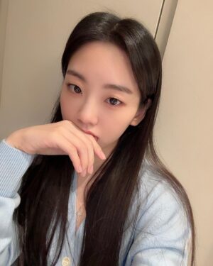 Cho Yi-hyun Instagram - 2023 첫 피드 만23살 조이현🐰