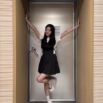 Cho Yi-hyun Instagram – 영스트리트 라디오 디제이 첫날 끝💓
내일도 8시에 보는 라디오에서 만나요!