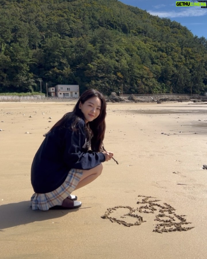 Cho Yi-hyun Instagram - 촬영 중, 쉬는 시간에 다녀온 모래사장 . 여러분!! 내가 사랑해!!💓