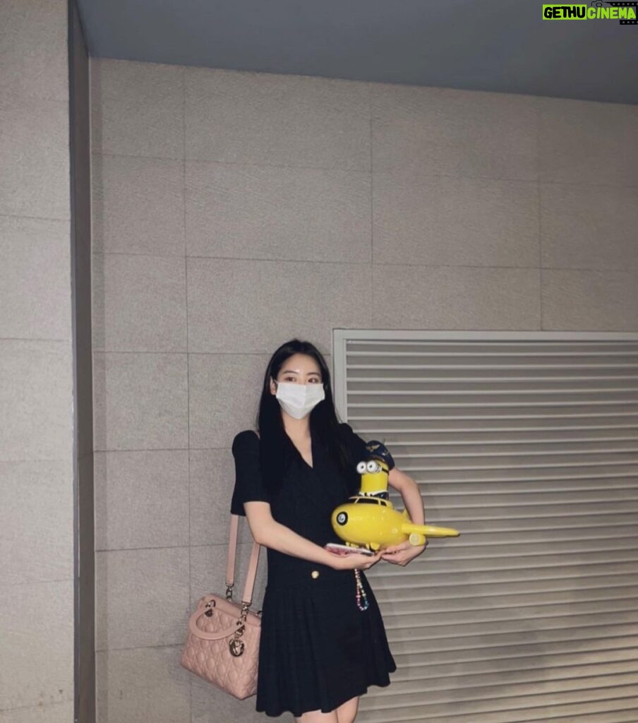 Cho Yi-hyun Instagram - 영화관에서 파는 굿즈를 부모님 허락없이 살 수 있다는 건, 정말 멋진 어른이 된 기분이야.