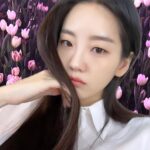 Cho Yi-hyun Instagram - 내가 찍은 꽃사진에 누끼이현 붙이기 🌷🙎‍♀️ 뭔가…이상해…그래서 마음에 들어!!!!🤎