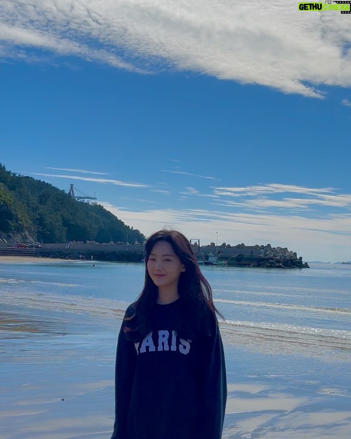Cho Yi-hyun Instagram - 촬영 중, 쉬는 시간에 다녀온 모래사장 . 여러분!! 내가 사랑해!!💓