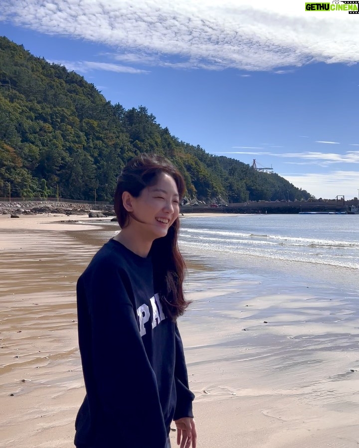 Cho Yi-hyun Instagram - 촬영 중, 쉬는 시간에 다녀온 모래사장 . 여러분!! 내가 사랑해!!💓