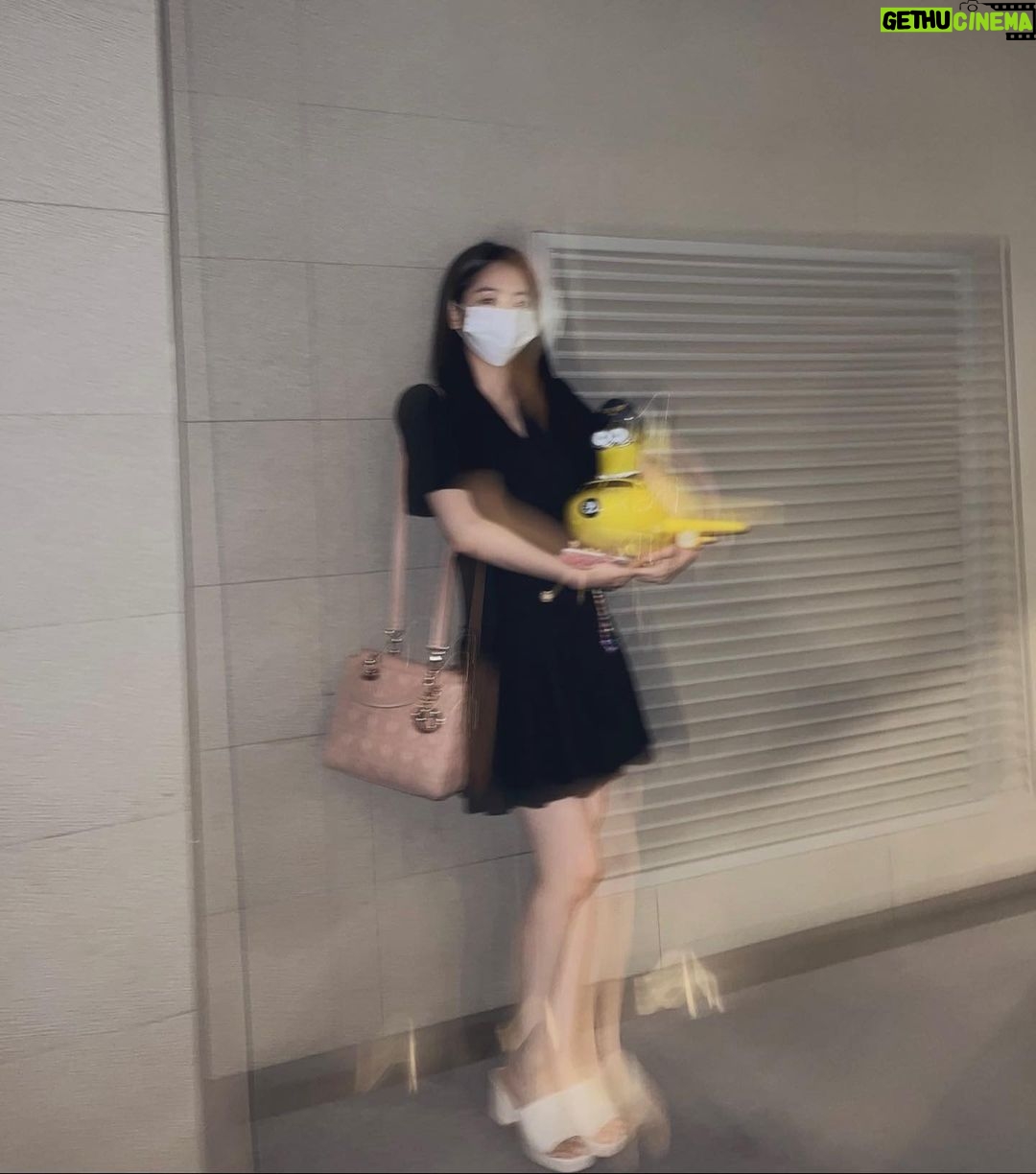 Cho Yi-hyun Instagram - 영화관에서 파는 굿즈를 부모님 허락없이 살 수 있다는 건, 정말 멋진 어른이 된 기분이야.