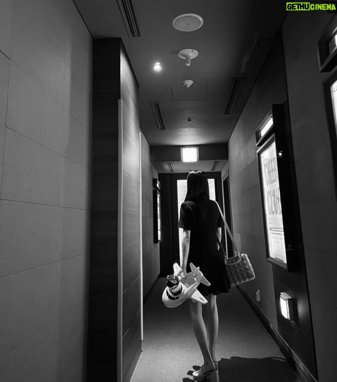 Cho Yi-hyun Instagram - 영화관에서 파는 굿즈를 부모님 허락없이 살 수 있다는 건, 정말 멋진 어른이 된 기분이야.