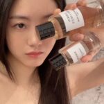 Cho Yi-hyun Instagram - 블루 색상의 바야데르 스트라이프 패턴으로 드레스업한 NEW 라 콜렉시옹 프리베 크리스챤 디올 2022 디올리비에라 리미티드 에디션 🎀@diorbeauty 저의 향수, 감미롭고 풍성한 플로럴 프루티 향의 디올쟈스망데쟝주에 더해 지중해의 따뜻한 햇살과 시원한 바닷가의 공기를 연상시키는 디올에덴록 까지✔️ 여름을 위한 향기 가득 ⛱🧡 #ad