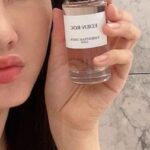 Cho Yi-hyun Instagram - 블루 색상의 바야데르 스트라이프 패턴으로 드레스업한 NEW 라 콜렉시옹 프리베 크리스챤 디올 2022 디올리비에라 리미티드 에디션 🎀@diorbeauty 저의 향수, 감미롭고 풍성한 플로럴 프루티 향의 디올쟈스망데쟝주에 더해 지중해의 따뜻한 햇살과 시원한 바닷가의 공기를 연상시키는 디올에덴록 까지✔️ 여름을 위한 향기 가득 ⛱🧡 #ad