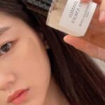 Cho Yi-hyun Instagram - 블루 색상의 바야데르 스트라이프 패턴으로 드레스업한 NEW 라 콜렉시옹 프리베 크리스챤 디올 2022 디올리비에라 리미티드 에디션 🎀@diorbeauty 저의 향수, 감미롭고 풍성한 플로럴 프루티 향의 디올쟈스망데쟝주에 더해 지중해의 따뜻한 햇살과 시원한 바닷가의 공기를 연상시키는 디올에덴록 까지✔️ 여름을 위한 향기 가득 ⛱🧡 #ad