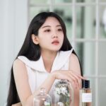 Cho Yi-hyun Instagram - 들판에 만개한 꽃들이 저를 안아주는 것 같은 풍성한 플로럴 프루티 향. 라 콜렉시옹 프리베 쟈스망 데 쟝주의 산뜻한 향기로 일상을 우아하고 향기롭게 만들어보세요. #라콜렉시옹프리베 #쟈스망데쟝주 #DiorLaCollectionPrivée #디올뷰티 #디올향수 #DiorParfums @dior