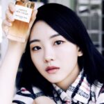 Cho Yi-hyun Instagram - 들판에 만개한 꽃들이 저를 안아주는 것 같은 풍성한 플로럴 프루티 향. 라 콜렉시옹 프리베 쟈스망 데 쟝주의 산뜻한 향기로 일상을 우아하고 향기롭게 만들어보세요. #라콜렉시옹프리베 #쟈스망데쟝주 #DiorLaCollectionPrivée #디올뷰티 #디올향수 #DiorParfums @dior
