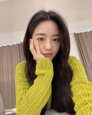 Cho Yi-hyun Instagram - 셀카를 찍어 봤습니다😬✌️
5월이네요,
모두 몸도 마음도 건강하시길🤎