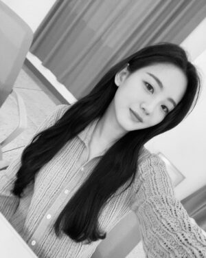 Cho Yi-hyun Instagram - 셀카를 찍어 봤습니다😬✌️
5월이네요,
모두 몸도 마음도 건강하시길🤎