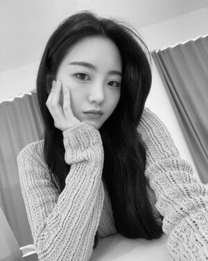 Cho Yi-hyun Instagram - 셀카를 찍어 봤습니다😬✌️
5월이네요,
모두 몸도 마음도 건강하시길🤎