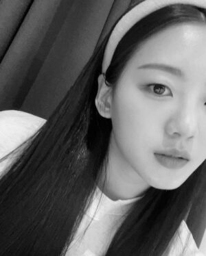 Cho Yi-hyun Instagram - 셀카를 찍어 봤습니다😬✌️
5월이네요,
모두 몸도 마음도 건강하시길🤎