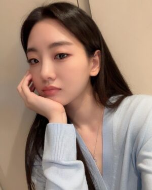 Cho Yi-hyun Instagram - 2023 첫 피드 만23살 조이현🐰