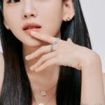 Cho Yi-hyun Instagram – Happy Holidays
with @tiffanyandco 💍
.
#Tiffanyandco #ATiffanyHoliday #TiffanyPartner #티파니앤코 #티파니홀리데이