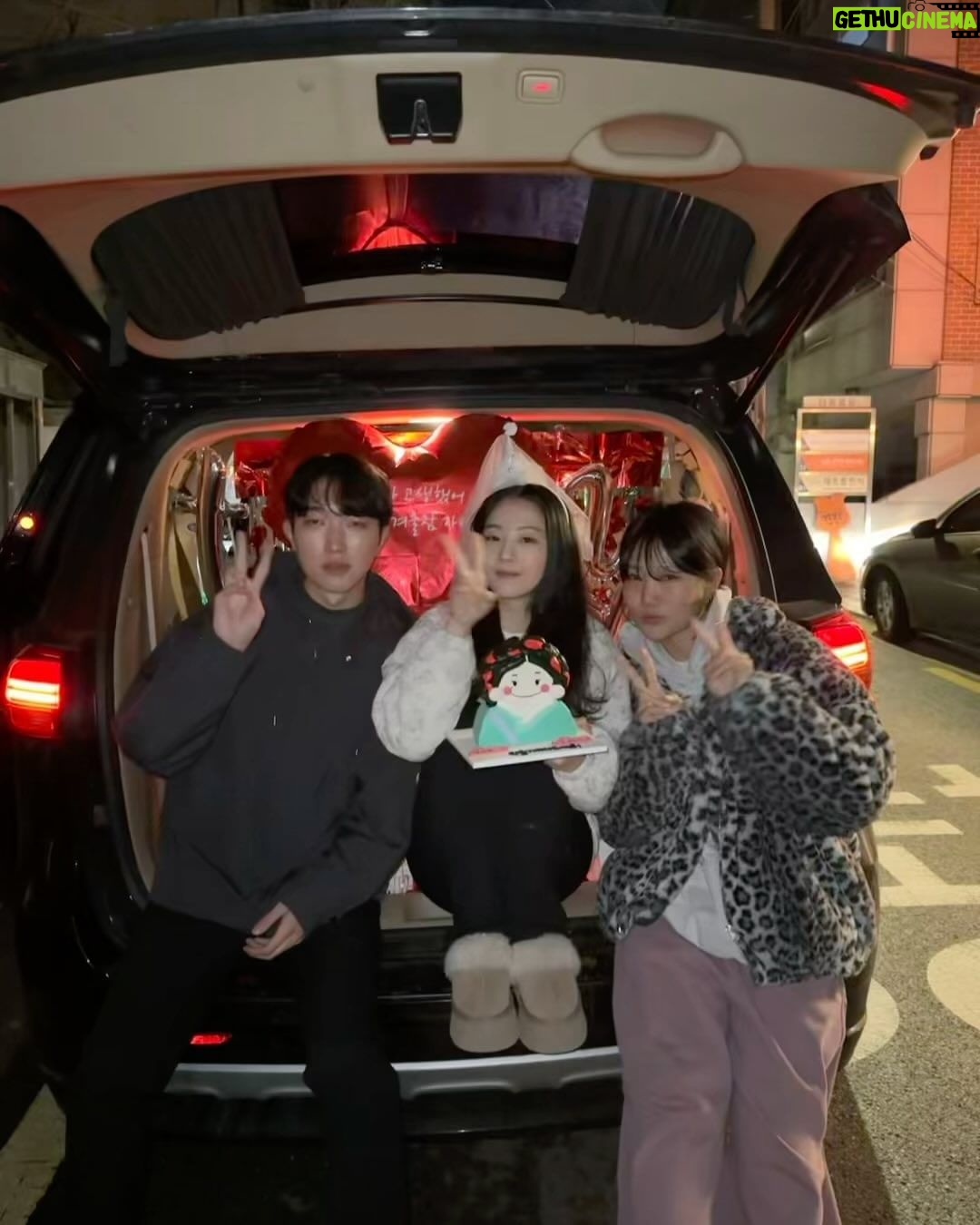 Cho Yi-hyun Instagram - 웃음과 사랑이 가득한 혼례대첩과 함께할 수 있어 참 행복했습니다. 그리운 마음으로 올 한해 순덕이로 마지막 인사드립니다. 연말 무탈히 잘 보내시고 즐거운 일, 행복한 일 가득하길 바라요. 혼례대첩팀 모든 분들 고생 많으셨습니다! 사랑해요💕 시청자분들 진심으로 감사드립니다. 잘가 순덕👋🍀
