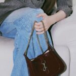 Cho Yi-hyun Instagram – #GucciJackieNotte #GucciJackie #ad
아이코닉한 아카이브를 재해석해 선보이는 디자이너 사바토 데 사르노의 구찌 재키 노떼. 구찌 2024 봄/여름 컬렉션을 대표하는 루소 앙코라 컬러의 뉴 핸드백을 만나보세요.