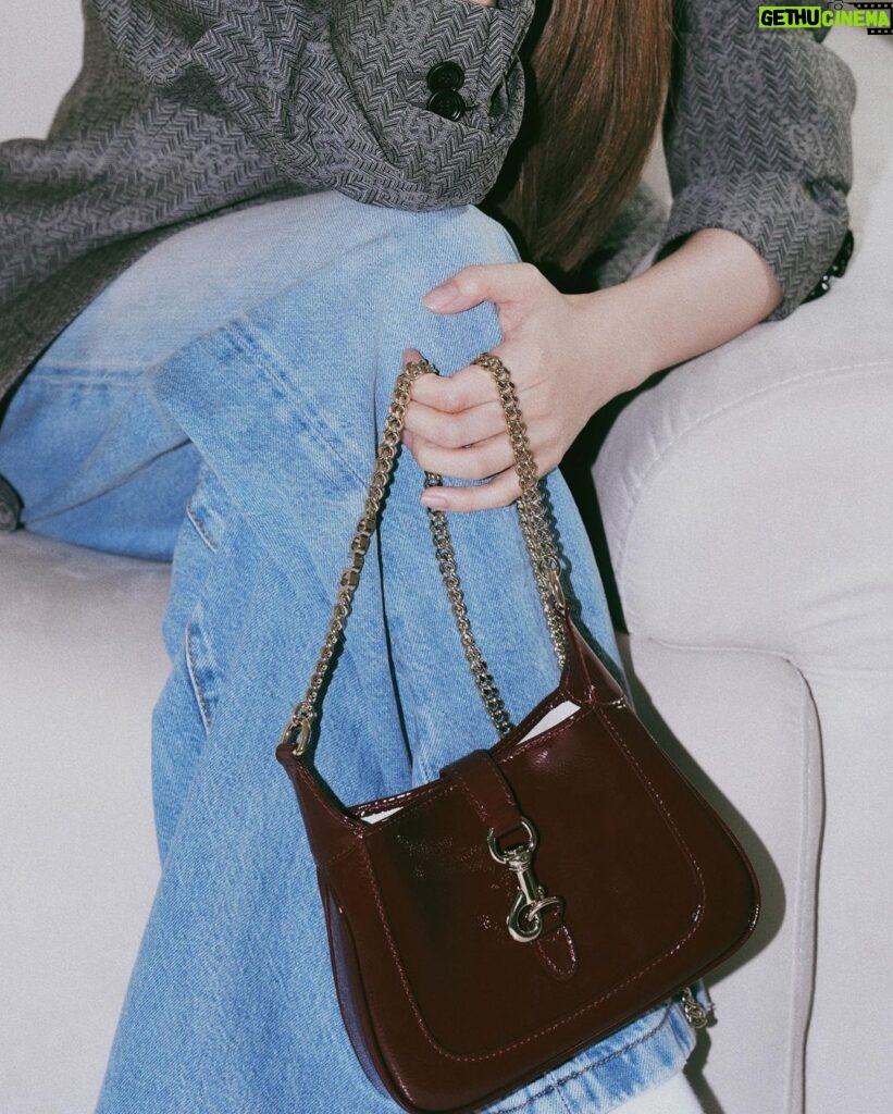 Cho Yi-hyun Instagram - #GucciJackieNotte #GucciJackie #ad 아이코닉한 아카이브를 재해석해 선보이는 디자이너 사바토 데 사르노의 구찌 재키 노떼. 구찌 2024 봄/여름 컬렉션을 대표하는 루소 앙코라 컬러의 뉴 핸드백을 만나보세요.