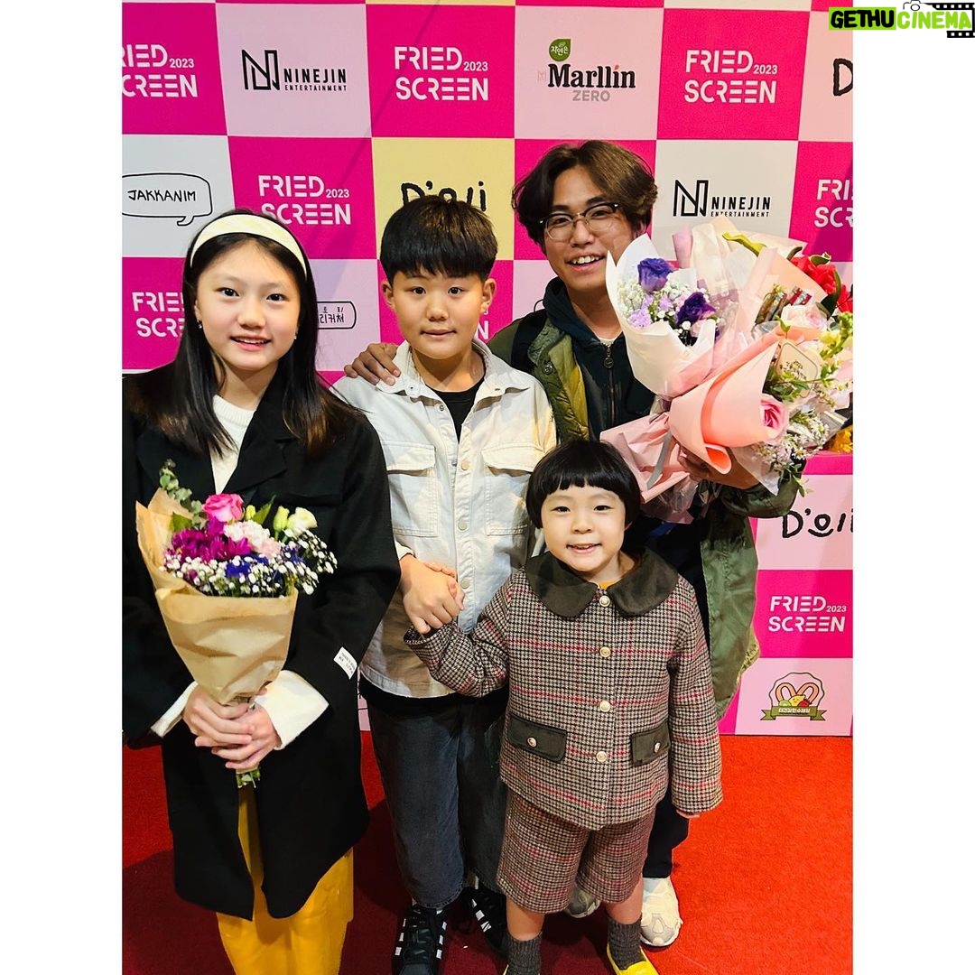 Choi Ja-woon Instagram - 버섯이 피어날때 2023.11.13일(월) 19시 감독:이종서(@sprd_the_mssg) 포스터:강주홍(@kangjoohong) 어제 영화제 다녀왔어요. 자운이는 스크린에 나오는 자신을 보더니 너무 좋아하고 🤗 수혁이는 동네형으로 깨알등장. 수혁이와자운이가 같은작품에 참여하게 되서 너무너무 의미있고 좋은경험과 추억이 되었답니다❣️ 감독님! 스텝분들!배우님들! 최고👍👍 좋은영상 감사합니다! #개막작 #드뎌개봉🎬 #개봉예정 #버섯이피어날때🍄 #아역배우#키즈배우 #주니어배우 #단편영화 #영화개봉기대작#대학로cgv🎥