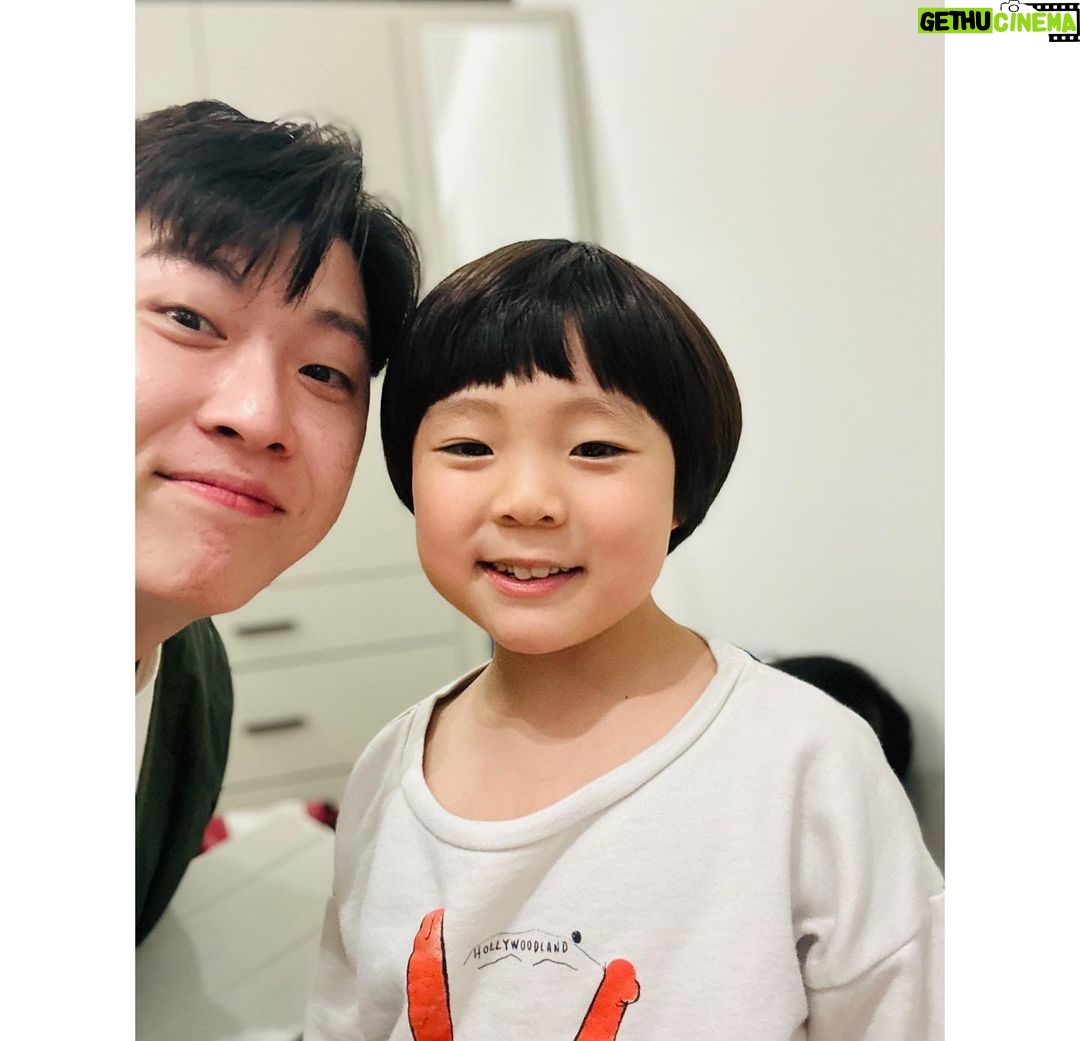 Choi Ja-woon Instagram - 아이스크림홈런온에어🤗 즐겁게 촬영했던 이틀^^ 촬영내내 천사같았던 감독님과 자운이를 귀여워해주신 엄마배우님 @daoezi 기념촬영. 감사합니다❤️❤️❤️❤️ @homelearn_official Thank to @group_ti @groupti_agency @ti_act @ti_movie_jhj @ti_ad_yhl #최자운#아역배우 #키즈모델 #드라마#오디션#캐스팅#촬영 #광고온에어#광고촬영#광고 #tvcf#전매체#아이스크림홈런 #kids#kidsmodel #kidsactor #kidsinfluencer #casting #일상#기록#minime❤️
