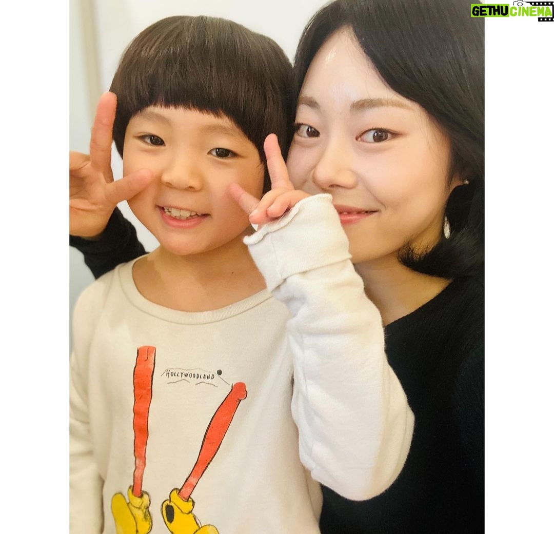 Choi Ja-woon Instagram - 아이스크림홈런온에어🤗 즐겁게 촬영했던 이틀^^ 촬영내내 천사같았던 감독님과 자운이를 귀여워해주신 엄마배우님 @daoezi 기념촬영. 감사합니다❤️❤️❤️❤️ @homelearn_official Thank to @group_ti @groupti_agency @ti_act @ti_movie_jhj @ti_ad_yhl #최자운#아역배우 #키즈모델 #드라마#오디션#캐스팅#촬영 #광고온에어#광고촬영#광고 #tvcf#전매체#아이스크림홈런 #kids#kidsmodel #kidsactor #kidsinfluencer #casting #일상#기록#minime❤️