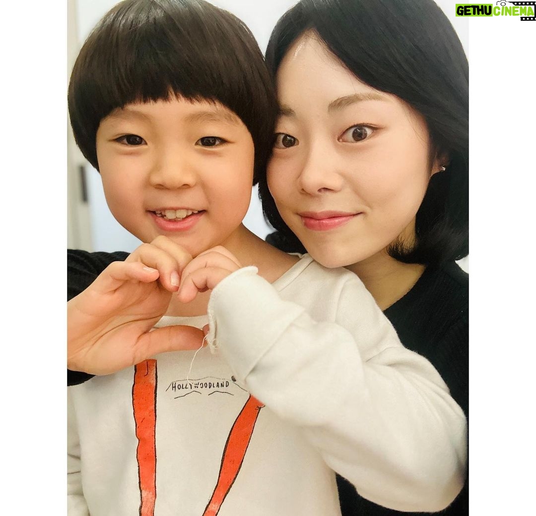 Choi Ja-woon Instagram - 아이스크림홈런온에어🤗 즐겁게 촬영했던 이틀^^ 촬영내내 천사같았던 감독님과 자운이를 귀여워해주신 엄마배우님 @daoezi 기념촬영. 감사합니다❤️❤️❤️❤️ @homelearn_official Thank to @group_ti @groupti_agency @ti_act @ti_movie_jhj @ti_ad_yhl #최자운#아역배우 #키즈모델 #드라마#오디션#캐스팅#촬영 #광고온에어#광고촬영#광고 #tvcf#전매체#아이스크림홈런 #kids#kidsmodel #kidsactor #kidsinfluencer #casting #일상#기록#minime❤️