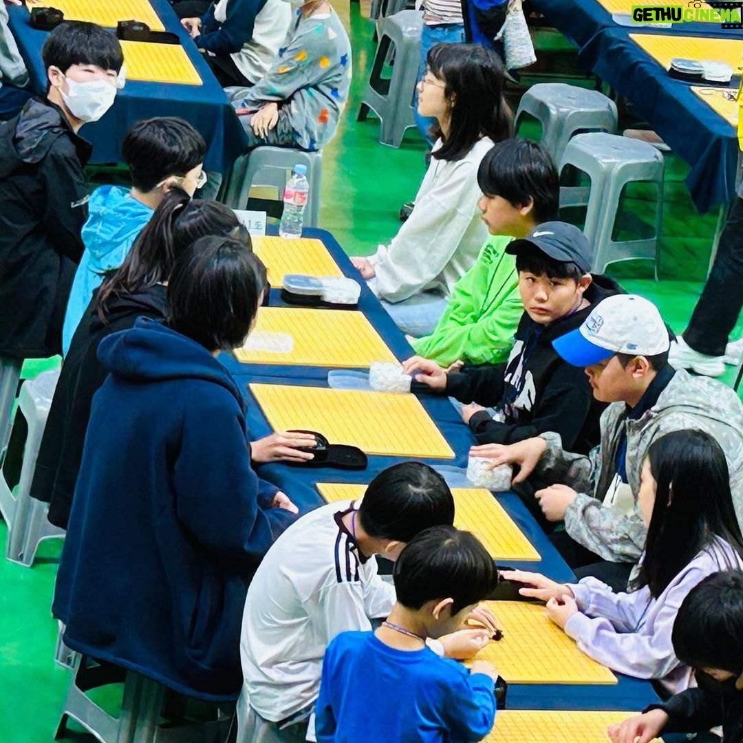 Choi Ja-woon Instagram - 율곡 배 바둑대회. 기념품 받고 기념사진찍기 비가 왔던오늘. . 매번 잘 할수는 없는일. 장려상 많이 아쉬워하는 수혁이 그래도 잘했어👏👏👏👏 대회나간 것 만으로도 기특한 내새끼 우리수혁이 뭐든 화이팅! #최수혁#아역배우 #토요일오후#바둑대회#바둑 #율곡배바둑대회 #율곡문화제 #진심인너#화이팅#너를응원해 #취미#특기#일상#주말 #뭐든열심히 #최고최고👍 #childactor #kidsinfluencer