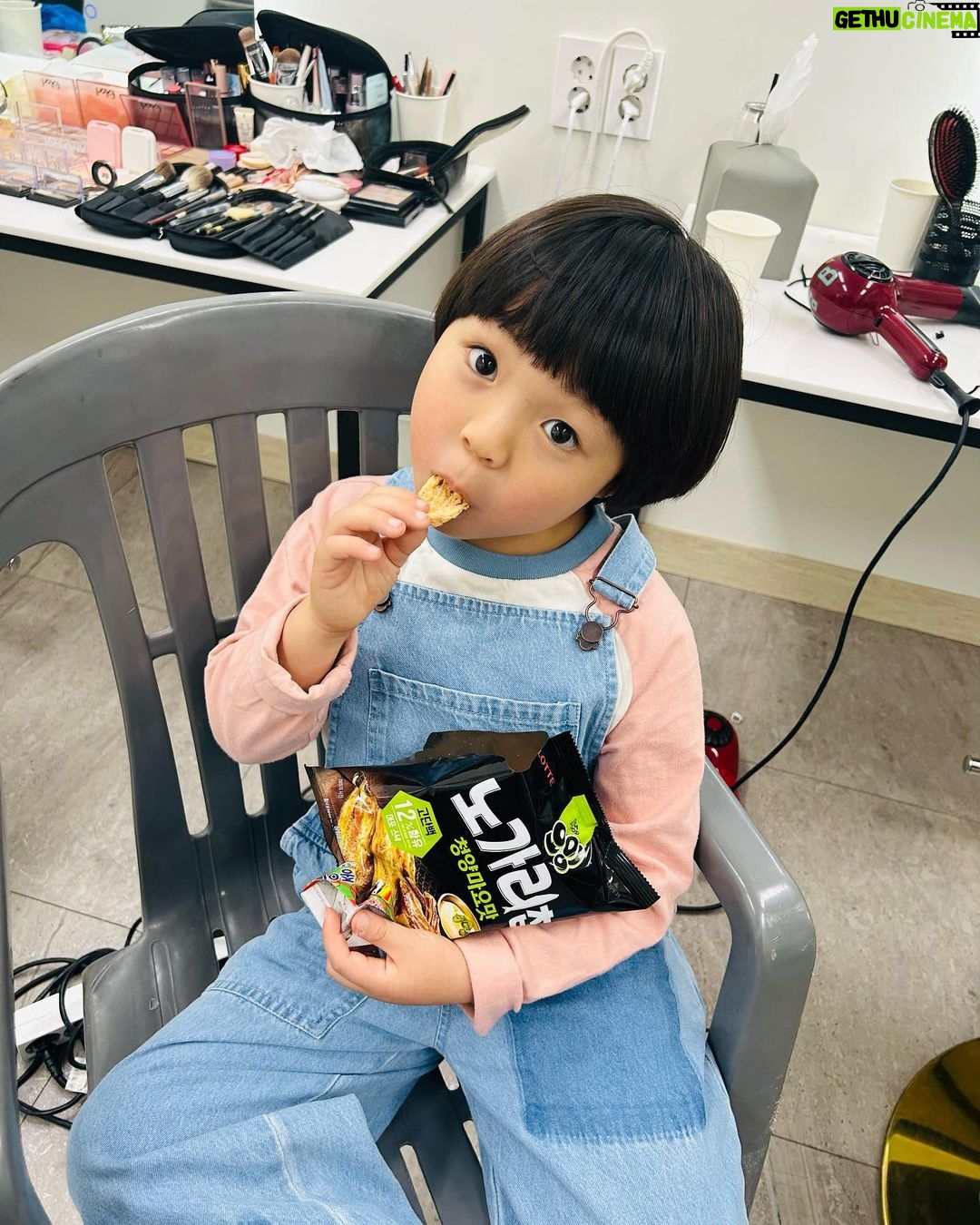 Choi Ja-woon Instagram - ๊ด๊ณ ์ดฌ์๐ฅ ๋๊ธฐ์ค. . . ํธ์์ ์์ ๋ํ
๋
ธ๊ฐ๋ฆฌ์นฉ! ๋จนํ๊นก์ฒ๋ผ ๊ตฌํ๊ธฐ ํ๋ ๊ฑฐ๋ผ๊ณ ํ๋ค ใ
ใ
ใ
ใ
๋จน์ผ๋ฉด์ ์ดฌ์๋๊ธฐ๐คญ ์ค๋.๋ด์ผ ํ์ดํ
! Thanks to @group_ti @groupti_agency @ti_movie_jhj @ti_ad_yhl #์ต์์ด#ํค์ฆ๋ชจ๋ธ#์์ญ๋ฐฐ์ฐ #๊ด๊ณ #์ดฌ์#tvcf#์ดฌ์๋๊ธฐ์ค #์ดฌ์์ค์ผ์น#๐ฅ๐๏ธ#์ฆ์ดฌ #์ค๋๋ํ์ดํ
๐ช #์ด์ดฌ#๊ธฐ๋ก #kids#kidsmodel#kidsinfluencer