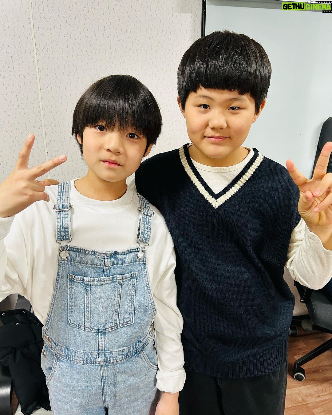 Choi Ja-woon Instagram - 수혁이는 태용의 첫사랑의 친오빠 회장오빠역할이었어요. 엄마없이 촬영했던날! 어린태용 @dongha_ko 태용누나 @da_yeon_v 태용의첫사랑 @yoonvely_soyooniii Posted @withregram • @yoonvely_soyooniii #nct127thelostboys ::: NCT127:더 로스트 보이즈 ::: 디즈니플러스에서 전체에피스드가 오픈되었어요:) @disneypluskr 제이박 감독님 첨뵈었는데 너무 자상하시고 칭찬도 많이해주시고 감사했습니다..! #최고👍🏻 또 만나뵙길 바래보며…🥹🙏 어린태용 동하오빠 태용누나 다연언니 친오빠 수혁오빠 너무 반가웠어요~~~😍 #nct127더로스트보이즈 #디즈니플러스코리아 #태용 #더로스트보이즈 #아이돌다큐 #smentertainment #nct#디즈니플러스 최훈민디렉터님 #감사합니다 @choi.hm