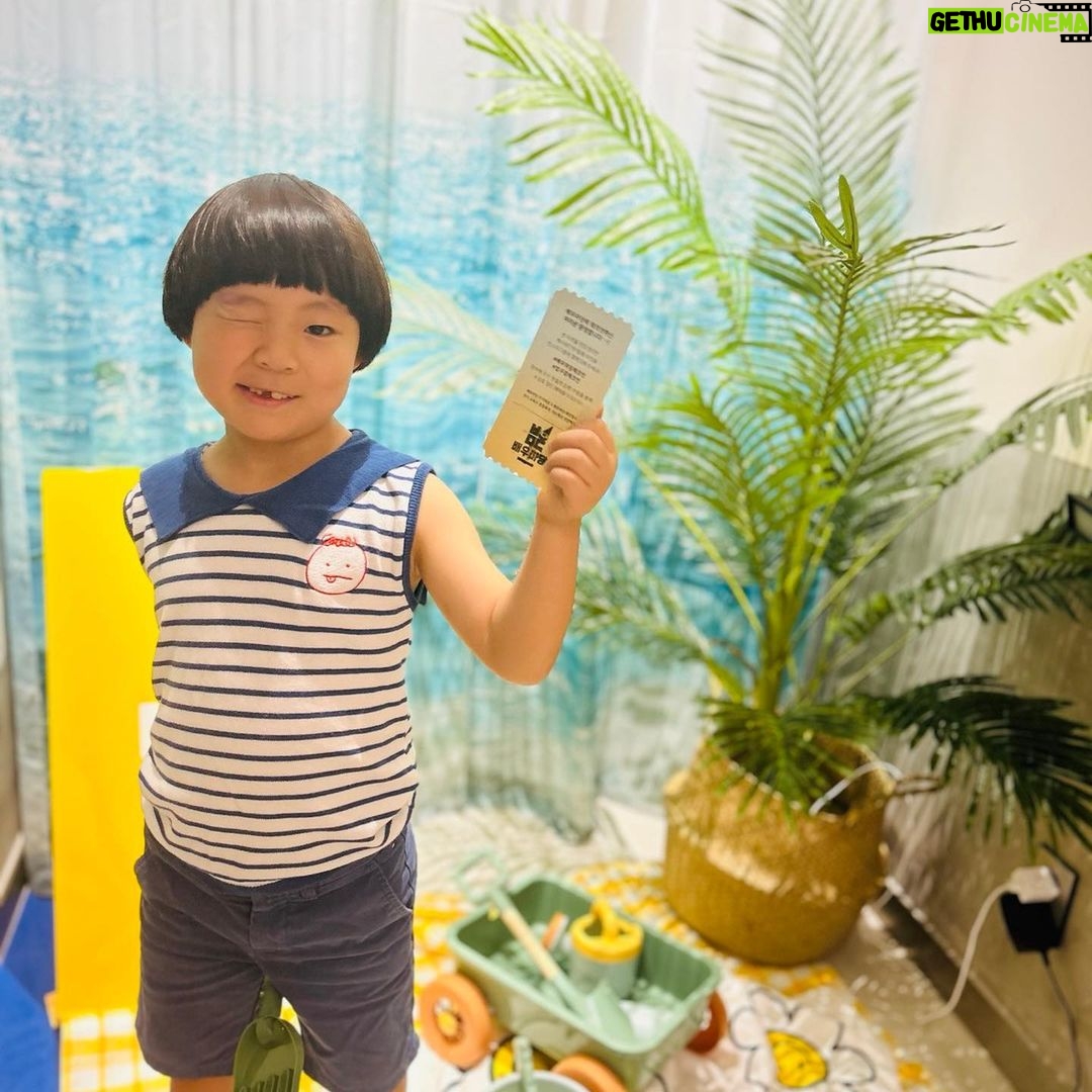 Choi Ja-woon Instagram - 배우마당 체크인⭐️ 카메라 테스트후 우리자운이도 배우마당 체크인👍 우리반 친구들도 고생했어❣️ 화이팅! @bbasshang @rara.sisterz @luv_seul___ @baewoomadang @actormadang_academy #배우마당체크인#압구정체크인 #카메라테스트#레벨업 #최자운 #키즈모델 #아역배우 #촬영#드라마#캐스팅 #kids#kidsmodel #kidsactor #kidsinfluencer #casting