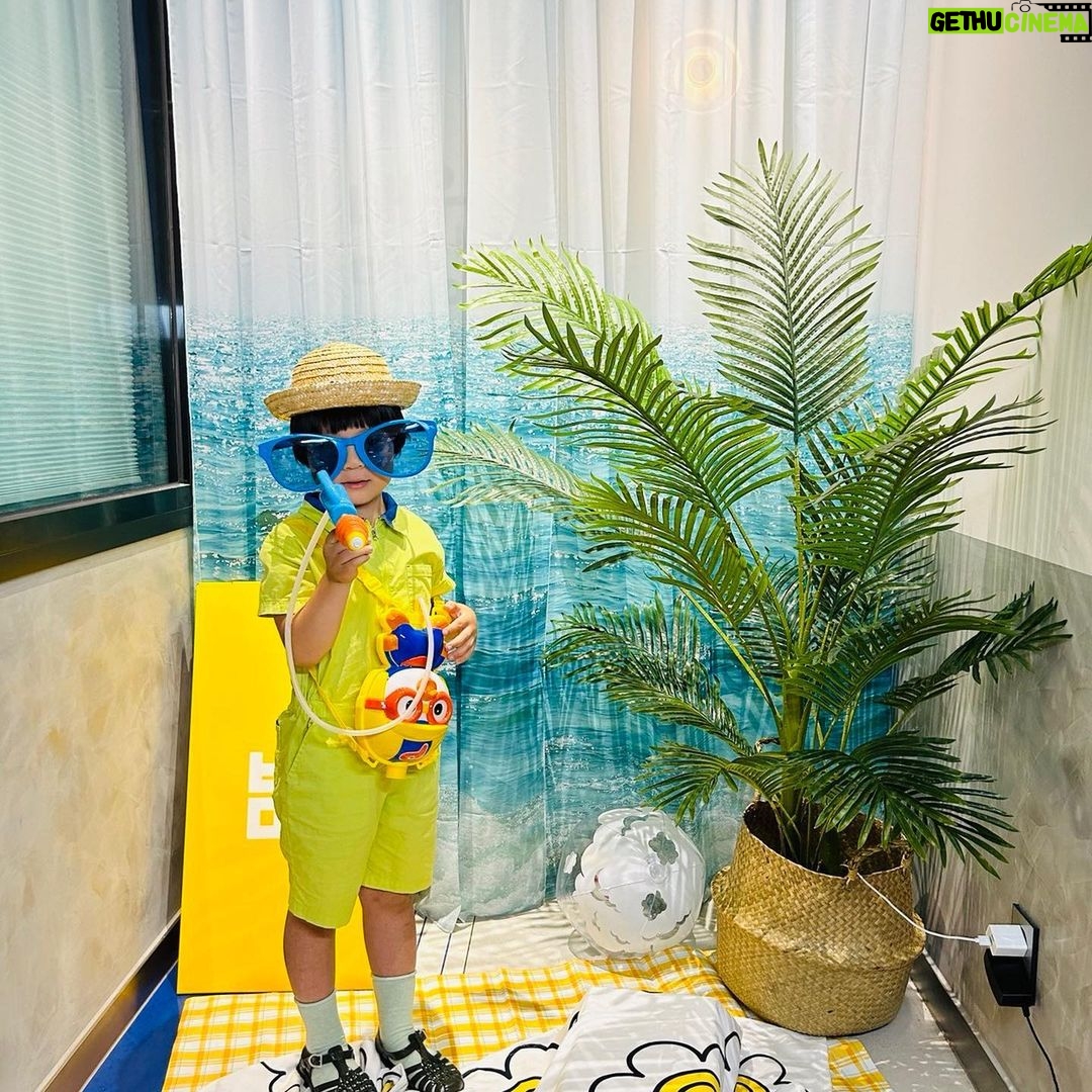 Choi Ja-woon Instagram - 배우마당 체크인⭐️ 카메라 테스트후 우리자운이도 배우마당 체크인👍 우리반 친구들도 고생했어❣️ 화이팅! @bbasshang @rara.sisterz @luv_seul___ @baewoomadang @actormadang_academy #배우마당체크인#압구정체크인 #카메라테스트#레벨업 #최자운 #키즈모델 #아역배우 #촬영#드라마#캐스팅 #kids#kidsmodel #kidsactor #kidsinfluencer #casting