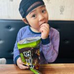 Choi Ja-woon Instagram - 파주—>삼척🚙310km 콜타임am9시30분 새벽5시 내복입은채로 보쌈해서 출발! 눈뜨니 자운이는 벌써 도착했냐며. . 도착하자마자 편의점으로 직행했는데 저번에는 노가리깡 득템 하더니 오늘은 구하기 힘든 먹태깡 득템🤩 오늘도 먹태깡으로 하루가 즐겁당😊 촬영대기하면서도 즐거운자운이❣️ Thanks to @bnbartcenter @bnbkids_agency @ojaedong @burnit814 #최자운#아역배우#키즈모델 #드라마#영화#광고#tvcf #촬영#촬영대기중#촬영스케치 #편의점그램 #먹태깡득템 #kids#kidsmodel #kidsactor #kidsinfluencer #kidsfashion