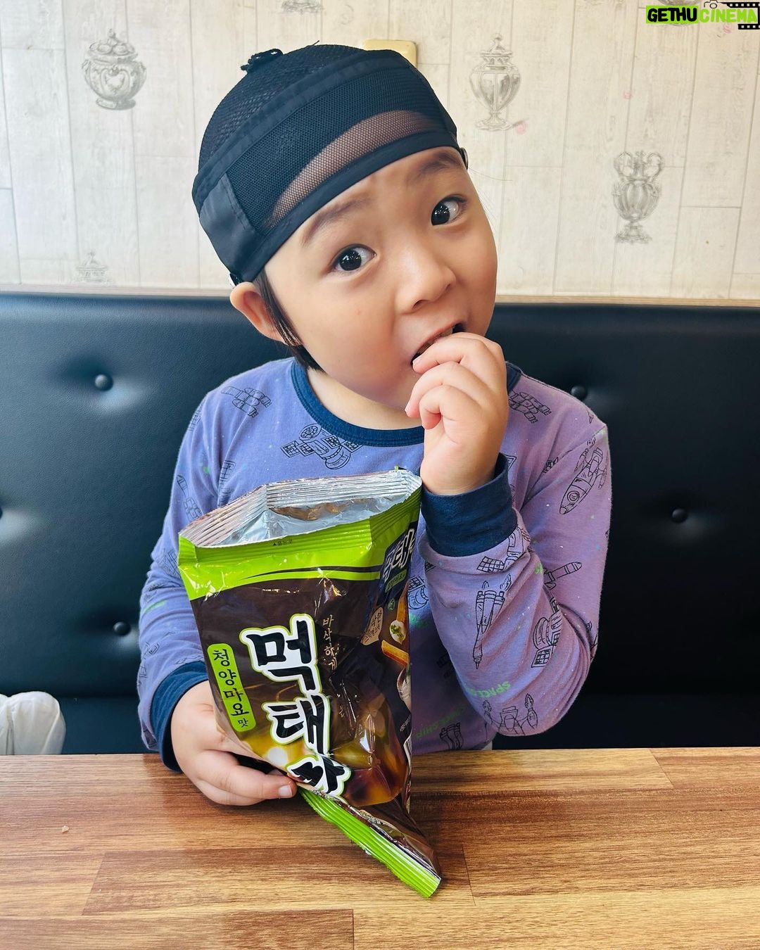 Choi Ja-woon Instagram - 파주—>삼척🚙310km 콜타임am9시30분 새벽5시 내복입은채로 보쌈해서 출발! 눈뜨니 자운이는 벌써 도착했냐며. . 도착하자마자 편의점으로 직행했는데 저번에는 노가리깡 득템 하더니 오늘은 구하기 힘든 먹태깡 득템🤩 오늘도 먹태깡으로 하루가 즐겁당😊 촬영대기하면서도 즐거운자운이❣️ Thanks to @bnbartcenter @bnbkids_agency @ojaedong @burnit814 #최자운#아역배우#키즈모델 #드라마#영화#광고#tvcf #촬영#촬영대기중#촬영스케치 #편의점그램 #먹태깡득템 #kids#kidsmodel #kidsactor #kidsinfluencer #kidsfashion