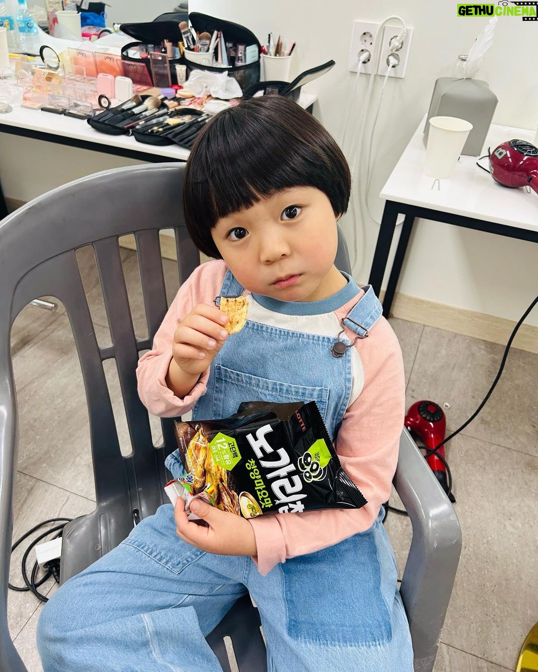 Choi Ja-woon Instagram - ๊ด๊ณ ์ดฌ์๐ฅ ๋๊ธฐ์ค. . . ํธ์์ ์์ ๋ํ
๋
ธ๊ฐ๋ฆฌ์นฉ! ๋จนํ๊นก์ฒ๋ผ ๊ตฌํ๊ธฐ ํ๋ ๊ฑฐ๋ผ๊ณ ํ๋ค ใ
ใ
ใ
ใ
๋จน์ผ๋ฉด์ ์ดฌ์๋๊ธฐ๐คญ ์ค๋.๋ด์ผ ํ์ดํ
! Thanks to @group_ti @groupti_agency @ti_movie_jhj @ti_ad_yhl #์ต์์ด#ํค์ฆ๋ชจ๋ธ#์์ญ๋ฐฐ์ฐ #๊ด๊ณ #์ดฌ์#tvcf#์ดฌ์๋๊ธฐ์ค #์ดฌ์์ค์ผ์น#๐ฅ๐๏ธ#์ฆ์ดฌ #์ค๋๋ํ์ดํ
๐ช #์ด์ดฌ#๊ธฐ๋ก #kids#kidsmodel#kidsinfluencer