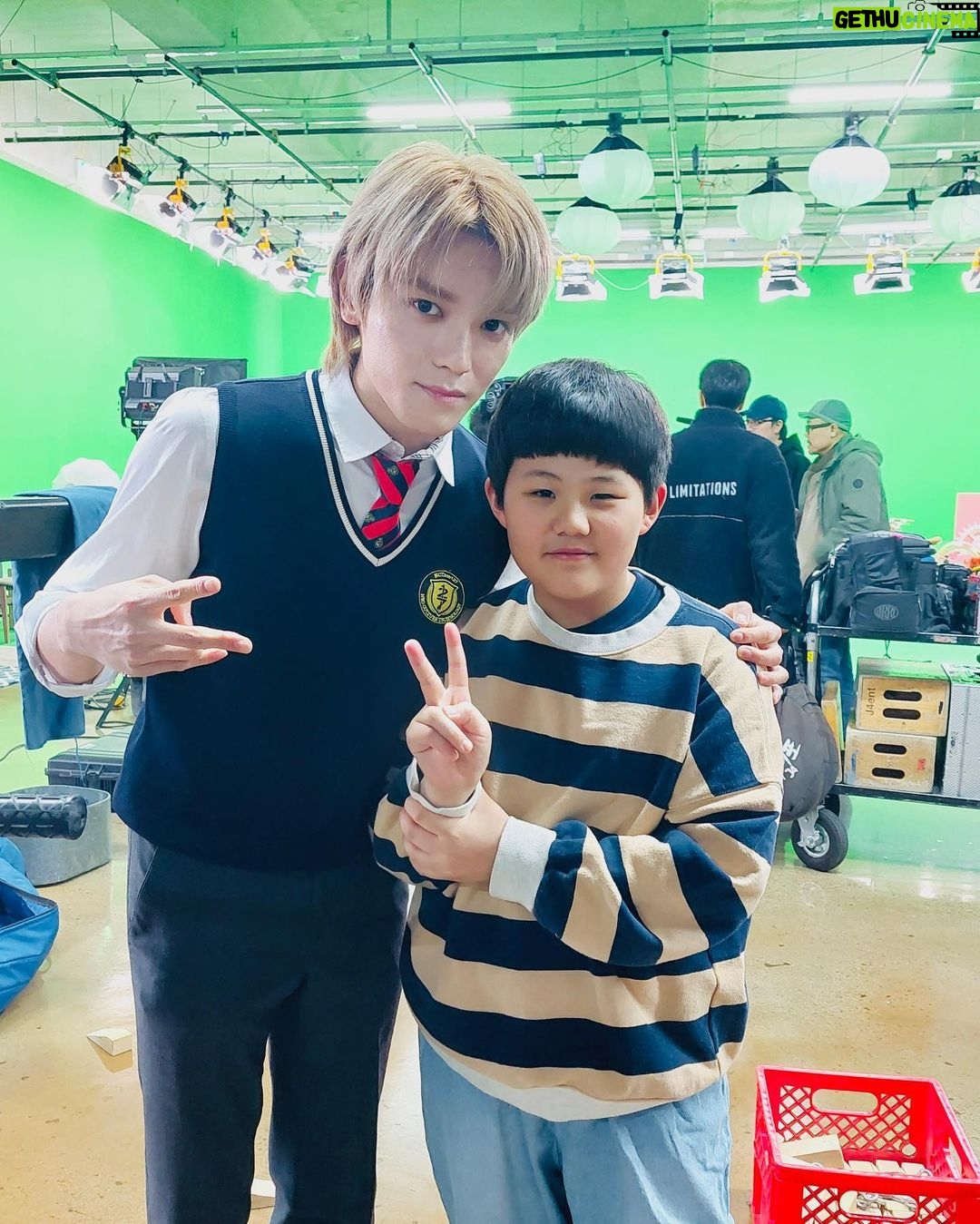 Choi Ja-woon Instagram - 수혁이는 태용의 첫사랑의 친오빠 회장오빠역할이었어요. 엄마없이 촬영했던날! 어린태용 @dongha_ko 태용누나 @da_yeon_v 태용의첫사랑 @yoonvely_soyooniii Posted @withregram • @yoonvely_soyooniii #nct127thelostboys ::: NCT127:더 로스트 보이즈 ::: 디즈니플러스에서 전체에피스드가 오픈되었어요:) @disneypluskr 제이박 감독님 첨뵈었는데 너무 자상하시고 칭찬도 많이해주시고 감사했습니다..! #최고👍🏻 또 만나뵙길 바래보며…🥹🙏 어린태용 동하오빠 태용누나 다연언니 친오빠 수혁오빠 너무 반가웠어요~~~😍 #nct127더로스트보이즈 #디즈니플러스코리아 #태용 #더로스트보이즈 #아이돌다큐 #smentertainment #nct#디즈니플러스 최훈민디렉터님 #감사합니다 @choi.hm