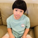 Choi Ja-woon Instagram - 광고촬영🎥 어제 23:30 촬영끝나고 3시간 자고 비몽사몽으로 오늘 콜타임am5:00 첫씬을 어떻게 찍었는지 . . . 우리 자우니 특급 칭찬해👍👍 대견해아주 최고!최고! 숙소와서 뻗어서 자더니 다시 컨디션 회복!🤩 재충전후 촬영 오후대기중 🧸 촬영대기할때는 역시 핸드폰이쥐👍 #최자운#키즈모델#아역배우 #광고#촬영#tvcf#촬영대기중 #촬영스케치#🎥🎞️#즐촬 #오늘도화이팅💪 #열촬#기록 #kids#kidsmodel#kidsinfluencer